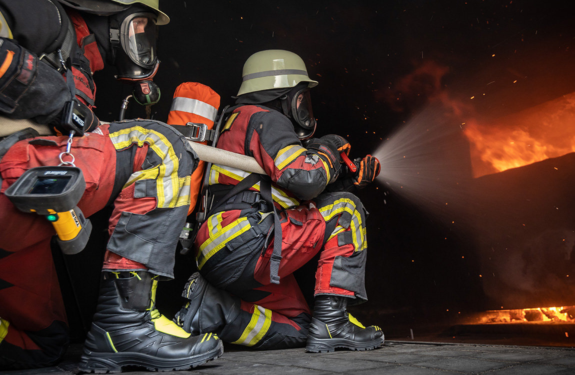 Feuerwehr, Schutzkleidung, Feuerwehrschlauch, Rettungskleidung, Stiefel, Feuerwehr, Schutzkleidung, Feuerwehrstiefel, Löschschlauch, Löschspritze