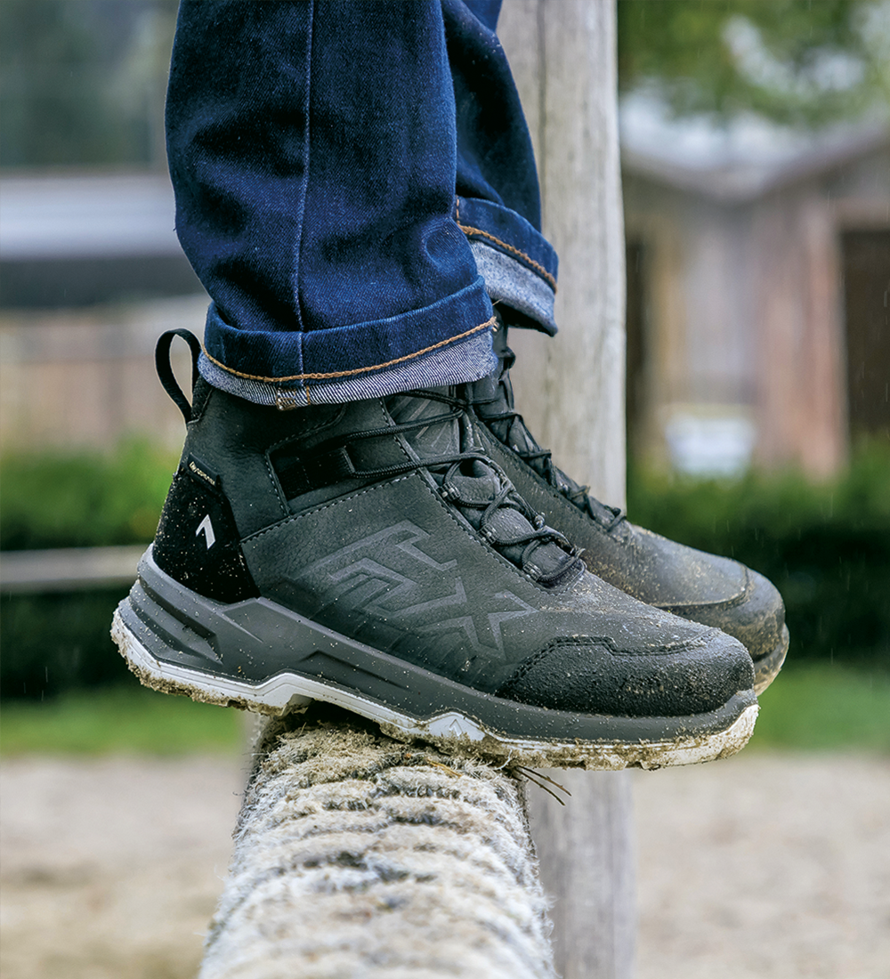 911208_future-hero-ltr-gtx-mid-grey-black_1000x1100