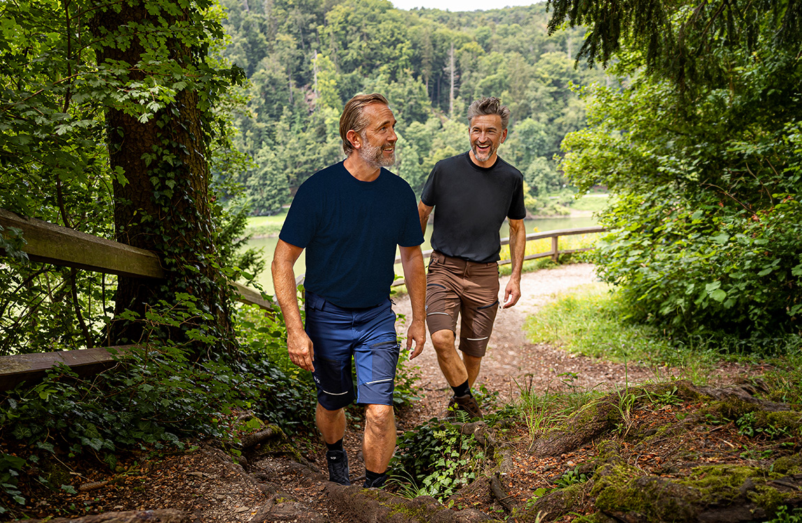 Herren-Shorts, Outdoor-Shorts, Fahrrad-/Wanderhose, Berg/ Wald Weg, Leder/ Baumwollmix?, Herrenoberteil, T-Shirt, kurze Hosen, Casual-Outdoor, Waldspaziergang