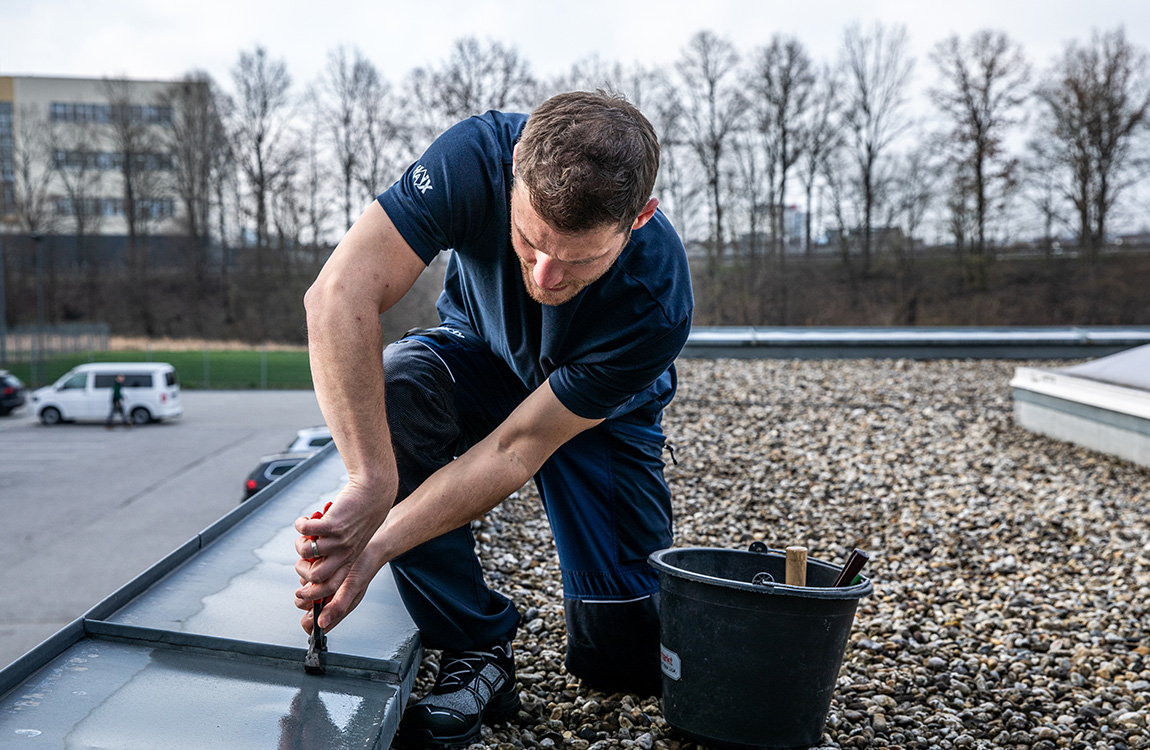 Arbeitsausrüstung, Kratzen/Steinbohren?, Bodenarbeit, Schaufel?, Hammer?, Dacharbeiten, Schindel, Montage, Handwerk, Arbeitsprojekt