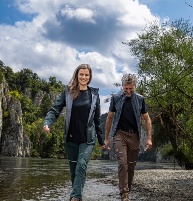 Outdoor, Wandern, Zwei Personen, Cargovest, Uferweg