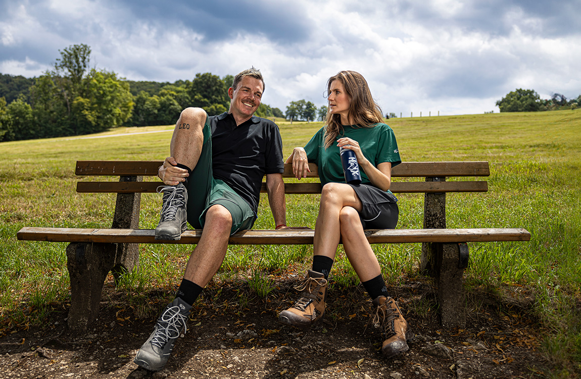 Wandern, Bank, Draußen, Stiefel, Wasserflasche, Hiking boots, Alltagsbekleidung, Grünes T-Shirt, Wandern, Parkbank