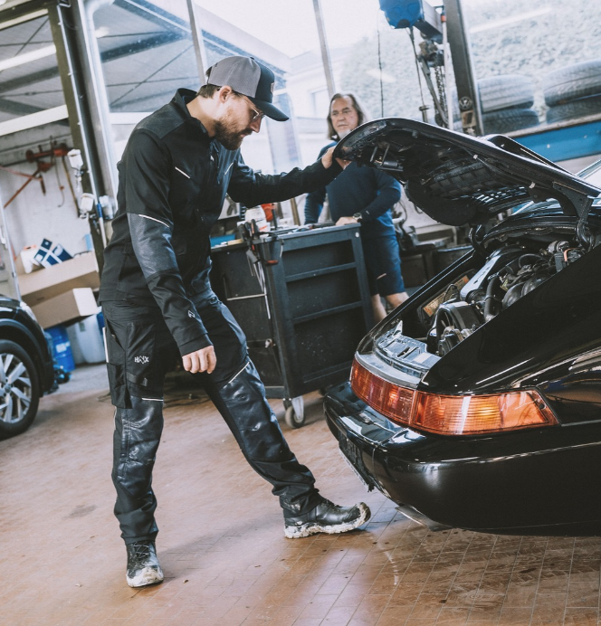 Kfz-Reparatur, Autowerkstatt, Motorrad?, Autotechniker, Open hood