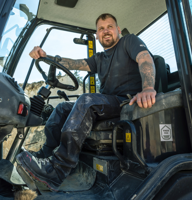 Baumaschinen, Fahrzeugkabine, Lastwagenkabine, Arbeiter, Tattooierter Mann