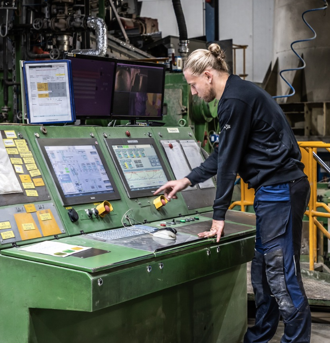 Industriearbeiter, Steuerpult, Maschine, Kontrollpanel, Kabel