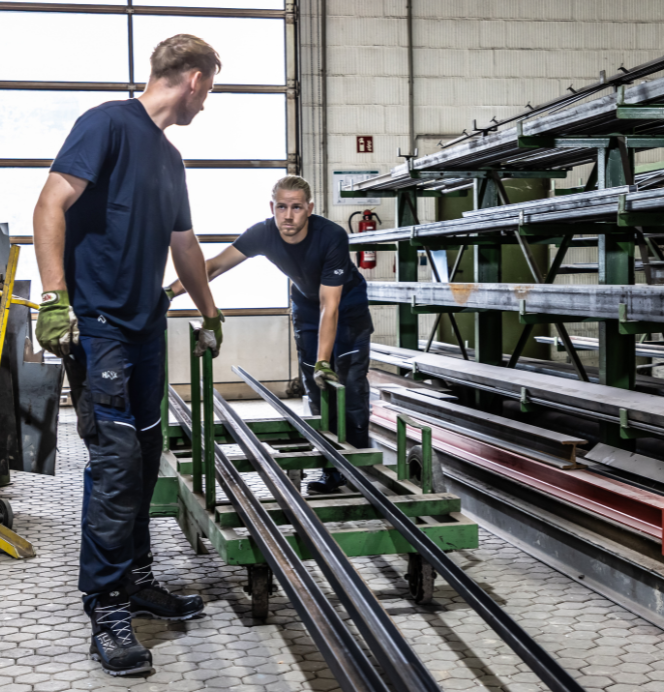 Arbeitskleidung, Metallrohre, Sägen/Schiene, Schwarzblau, Werkstatt