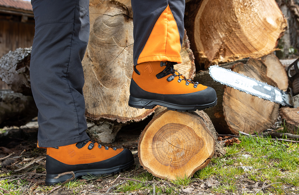 Winterstiefel, Orange Farbe, Gummisohle, Holzstapel, Schnürung, Hinterschuh, Stiefel, Wanderschuhe, Gummistiefel, orange