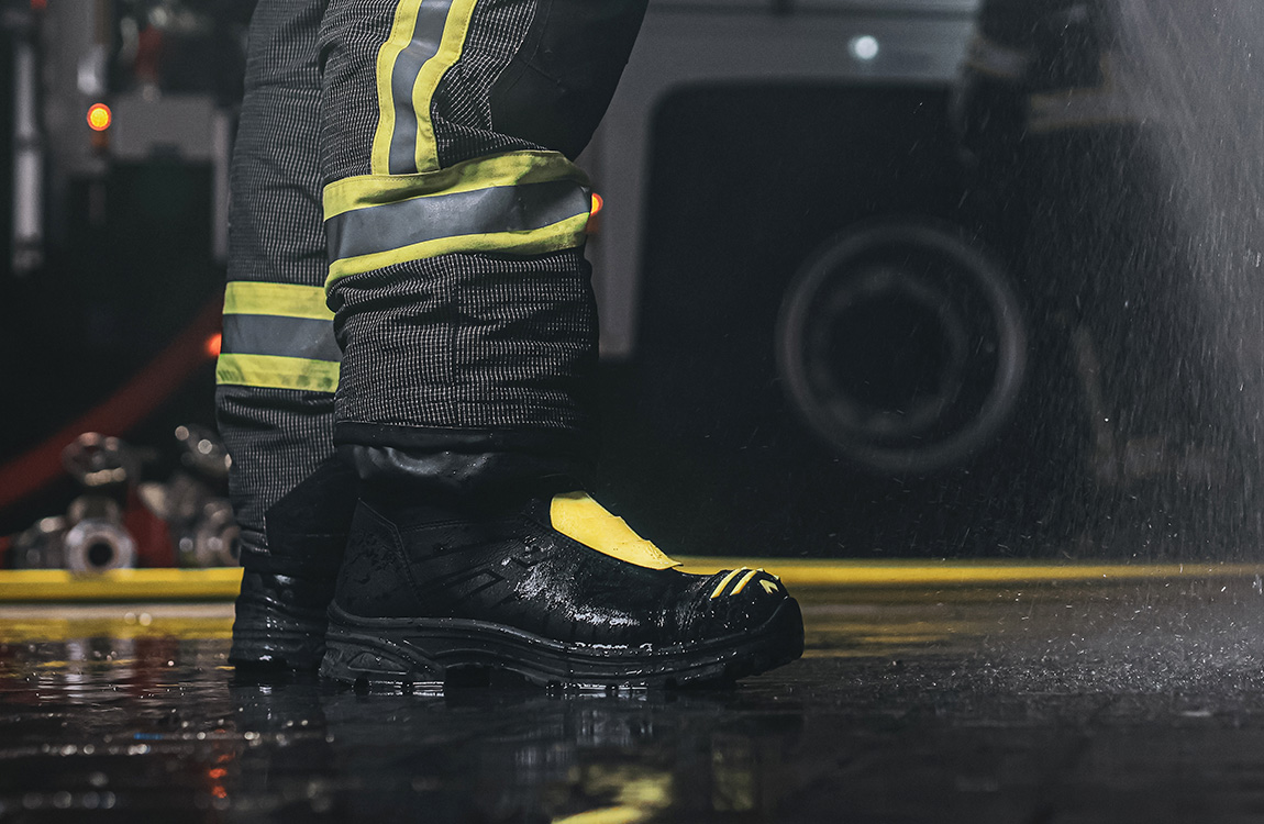 Schuh, Arbeitsstiefel, Feuerwehrschuh, Gummistiefel, Schuhausstattung, Feuerwehrstiefel, Schutzstiefel, Feuerwehruniform, Reflektierende Streifen, Gummi-Stiefel