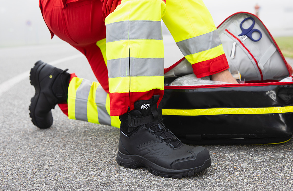 Stiefel, Sicherheitsschuh, Gummisohle, Reflektiv, Rettungskoffer, outfit, safety shoe, high-visibility, work boot, medical bag
