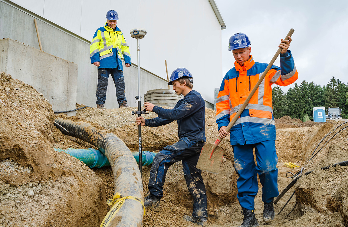 Bauarbeiter, Sicherheitsausrüstung, Spaten, Baufeld, Gehwege/Erde, Bauarbeiter, Sicherheitshelm, Rohrleitung, Schaufel, Baustelle