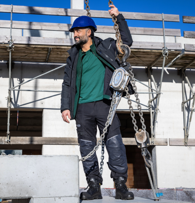 Bauarbeiter, Sicherheitshelm, Arbeitshose, Arbeitsjacke, Hubkette