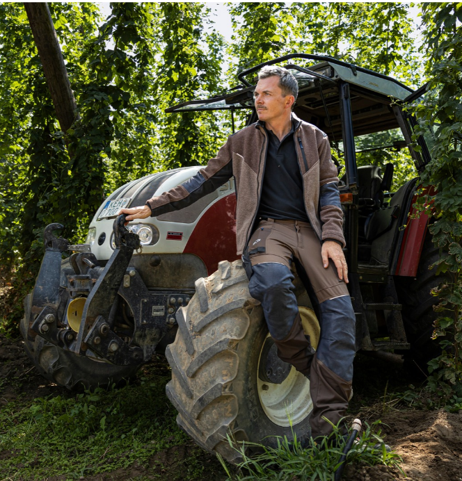 Traktor, Arbeitsanzug, Knieprotektoren?, Overal-Kombination?, Grüner Hintergrund?, Traktor, Landwirt, Arbeitskleidung, Overall, Reifen