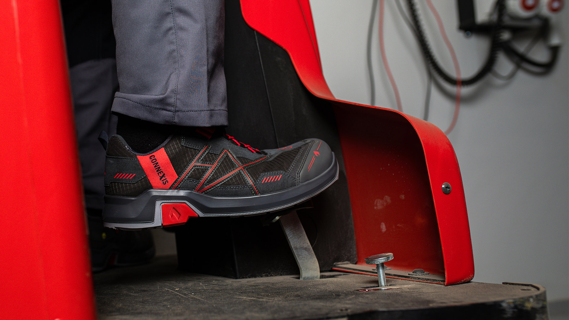 630003_connexis_safety_t_s1_low_grey_red