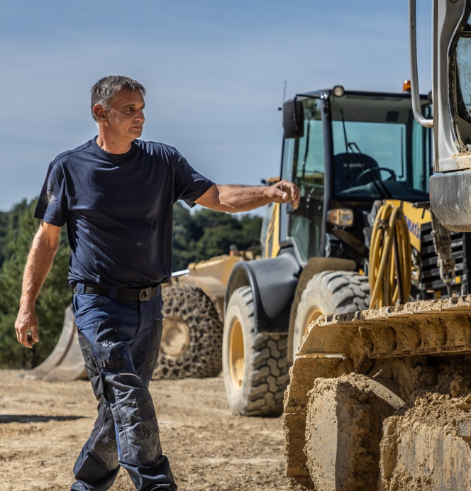 Mann, Arbeitskleidung, Baustelle, Baugerät, Bagger Spuren, Arbeitskleidung, Baumaschine, Baustelle, Oberer Blick, Arbeitsman