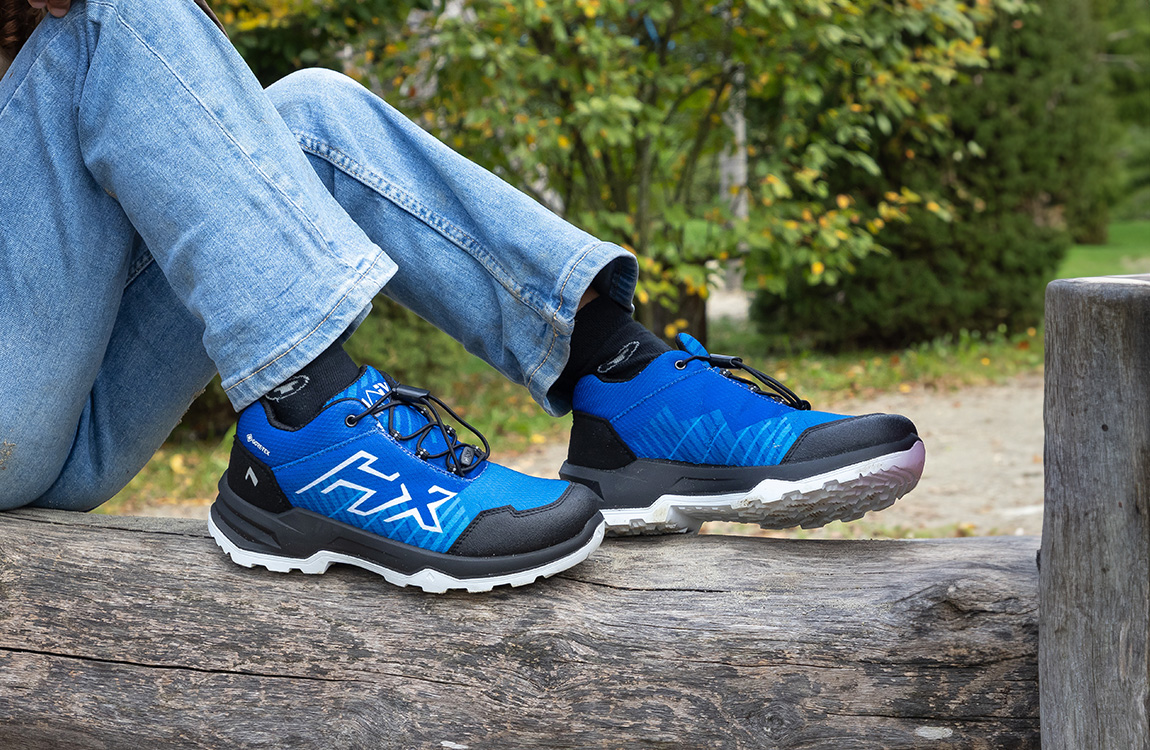 Hiking shoes, Blue sneakers, Trail footwear, Mesh upper, Amber sole, Sneaker, Laufschuh, Blau, Obermaterial TPU, Strukturierte Oberfläche