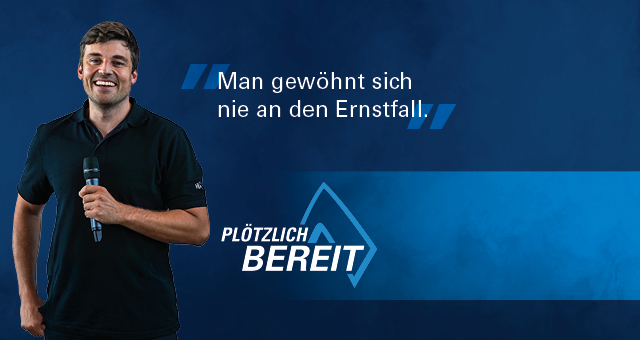 Mann, Mikrofon, Schwarz, Polohemd, Bildschirm, Mann, Mikrofon, Polohemd, dunkel, Spielshow